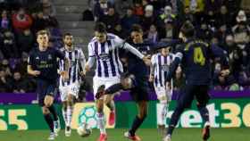 Varane protagoniza una acción del espeso Valladolid-Real Madrid / EFE