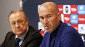 Florentino y Zidane en una rueda de prensa en el Bernabéu / EFE