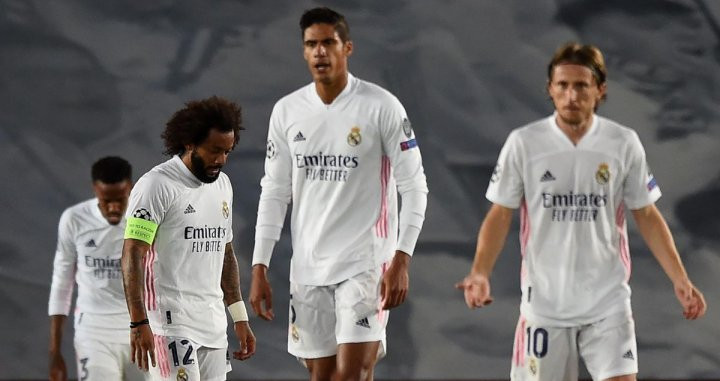 Los jugadores del Madrid, abatidos tras caer en su estreno en Champions | EFE