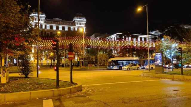 Bandera de España formada por luces navideñas en el centro de Madrid / CG