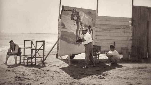 Sorolla trabaja en la playa en el lienzo ‘El baño del caballo’, en una fotografía de José Antonio Esparza (1909). MUSEO SOROLLA / MINISTERIO DE CULTURA