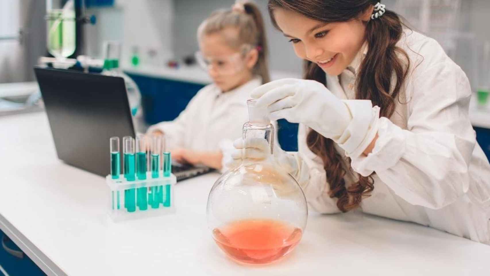 Dos niñas que participan en un concurso para destacar el papel de las mujeres en el desarrollo científico / EUROPA PRESS