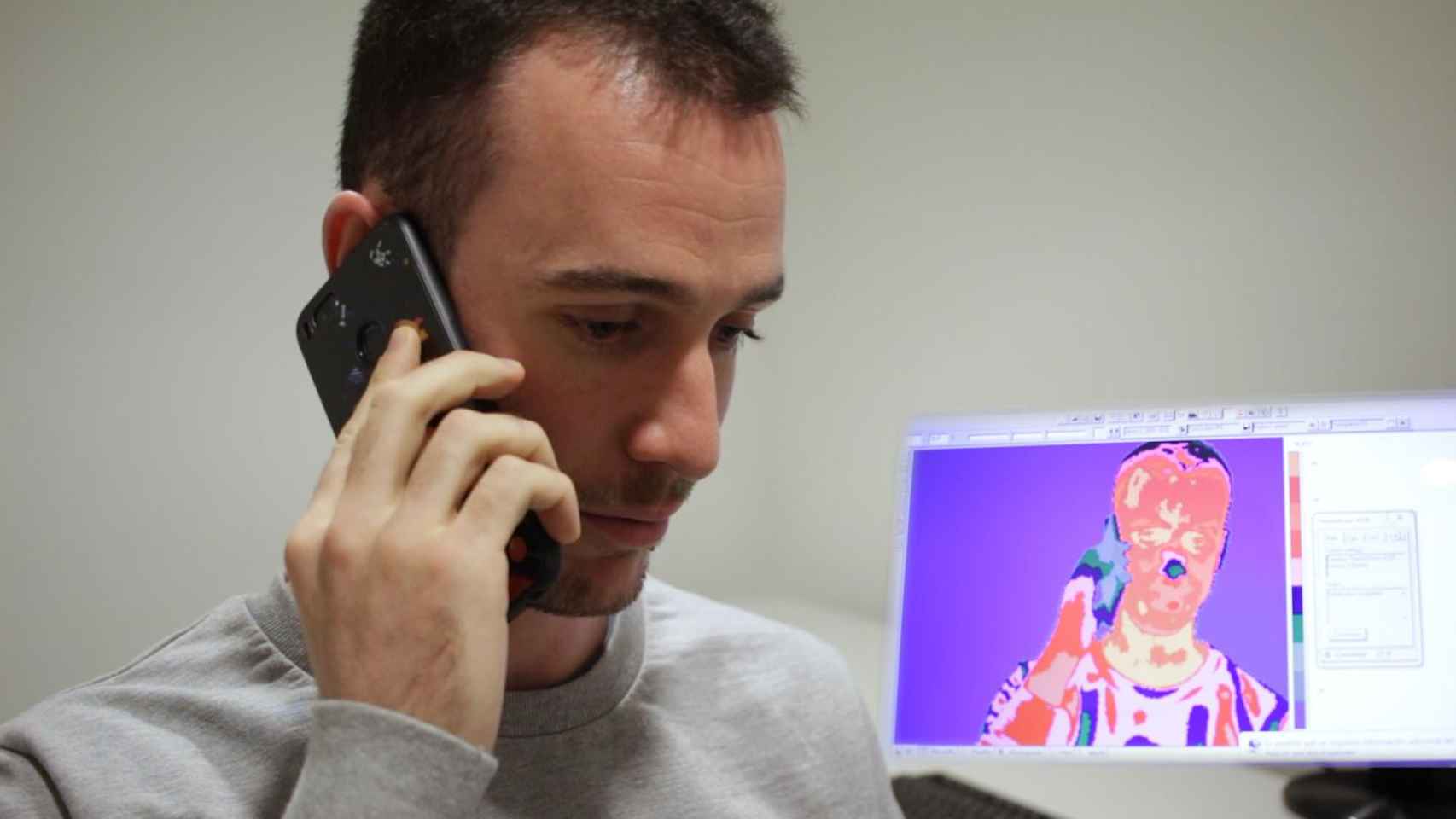 Una persona miente al teléfono mientras se le enfría la nariz / UNIVERSIDAD DE GRANADA