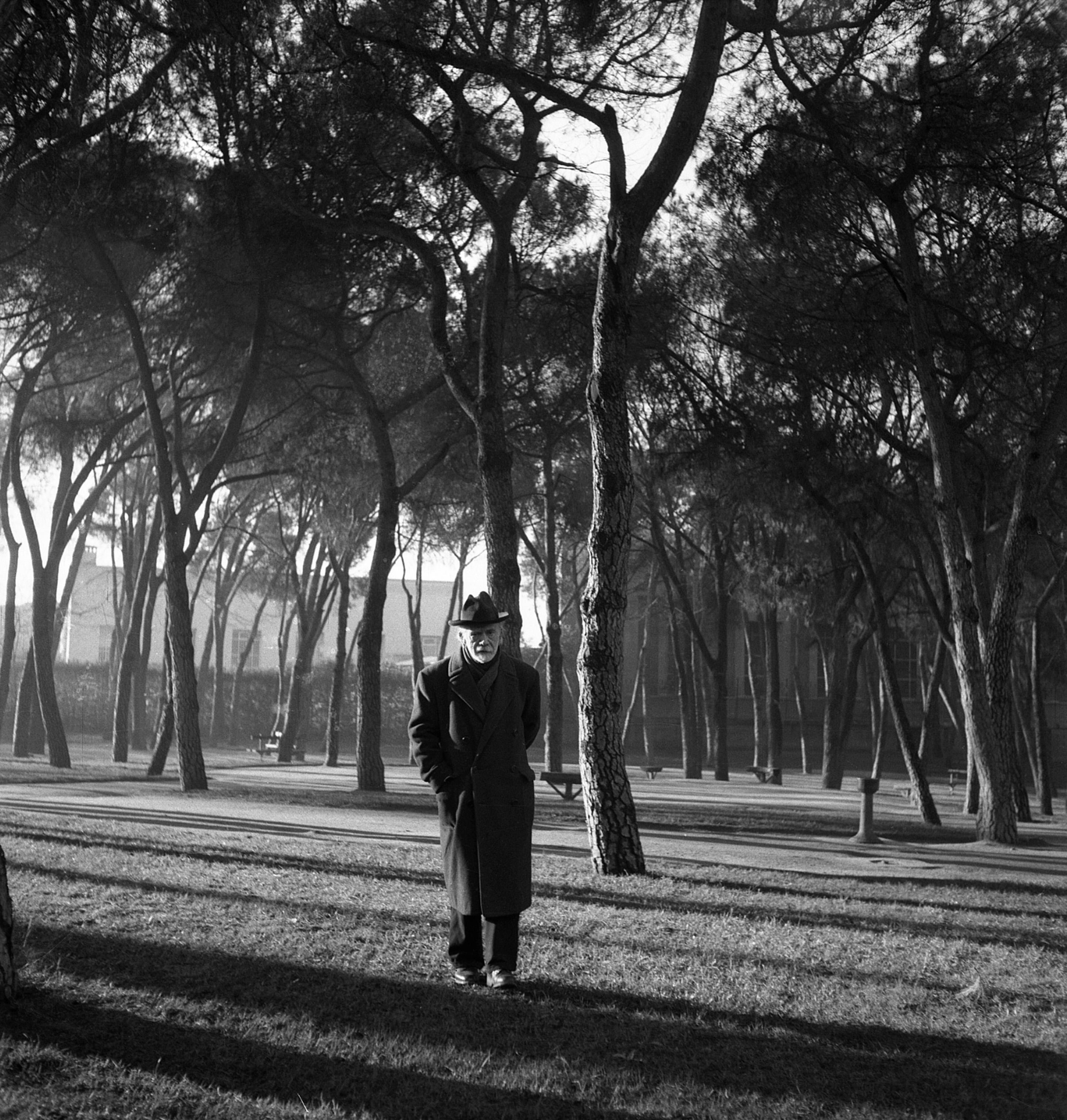 El escritor Pío Baroja paseando por el parque del Retiro (1950) / NICOLAS MULLER