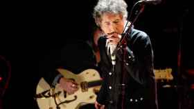 Bob Dylan toca la armónica en un concierto del 'The Never Ending Tour'