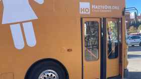 El autobús de Hazte Oír, inmovilizado en la Plaza España de Barcelona el pasado mes de noviembre / EUROPA PRESS