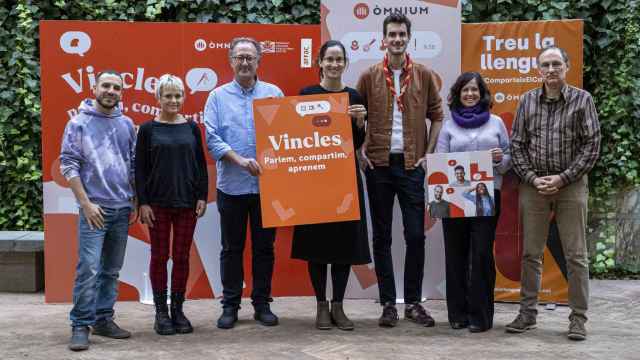 Algunos de los impulsores del programa 'Vincles' de Òmnium Cultural, que recluta a padres de alumnos / DANI CODINA - ÒMNIUM