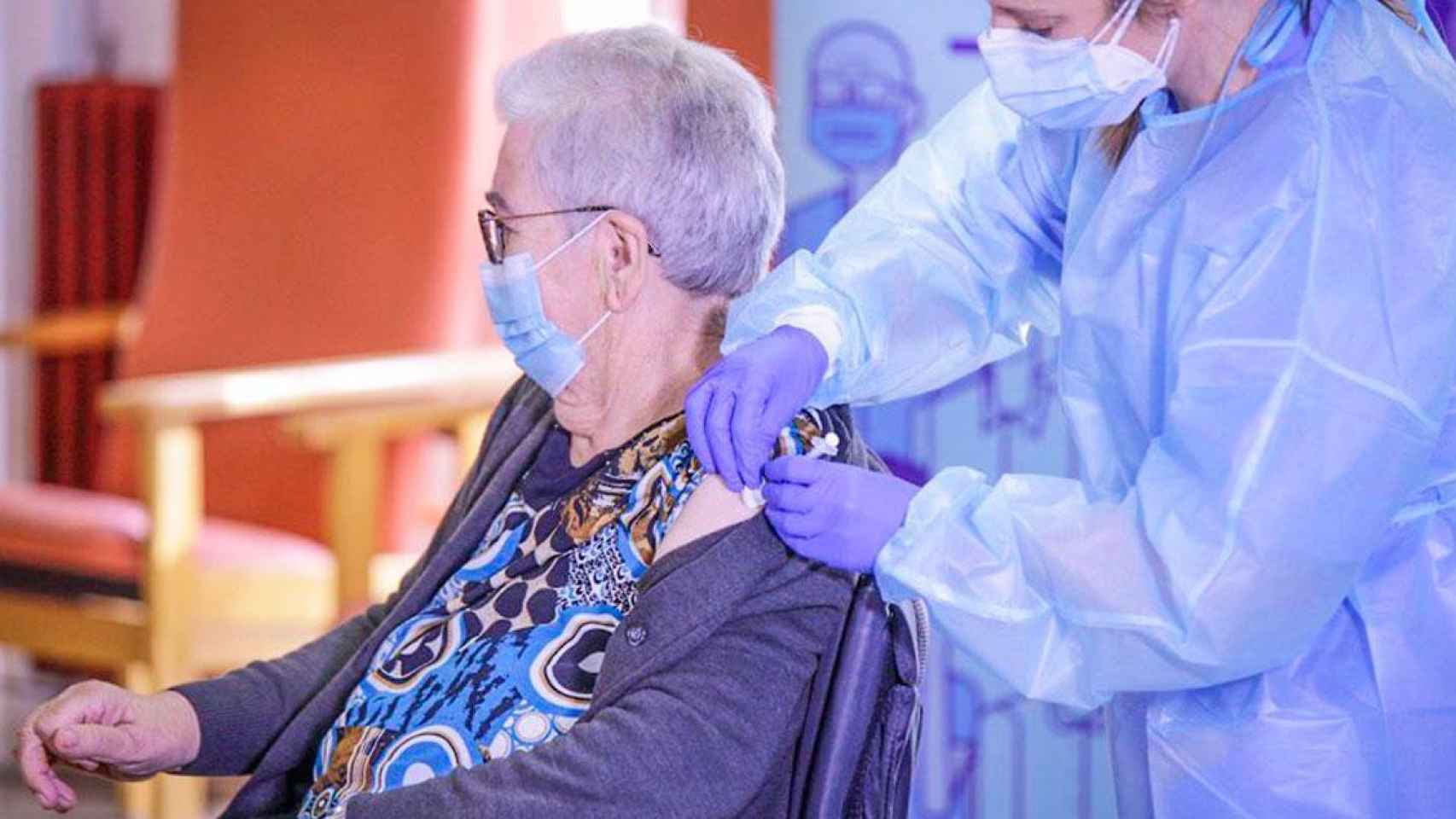 Josefa Pérez, la primera catalana vacunada contra el Covid-19, recibiendo su preparado / CG