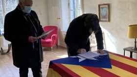 Puigdemont firma en un libro de honor en la casa de Macià / TWITTER