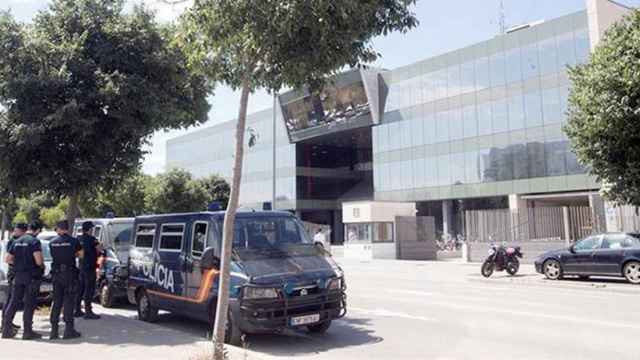 Agentes del CNP en las inmediaciones del Centro de Telecomunicaciones de la Generalitat (CTTI) / EFE