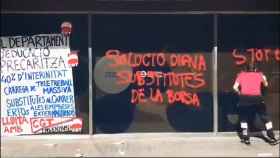Un sindicalista de la CGT hace una pintada en el Consorcio de Educación de Barcelona / CGT