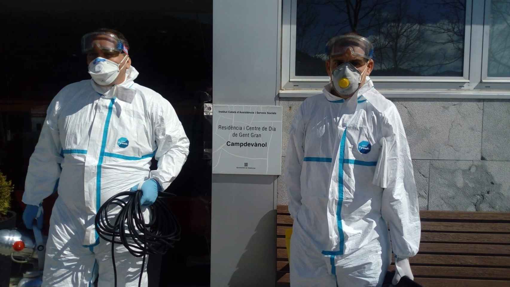 Efectivos de la UME desinfectan las instalaciones de la residencia de ancianos de Campdevànol (Girona) / EUROPA PRESS