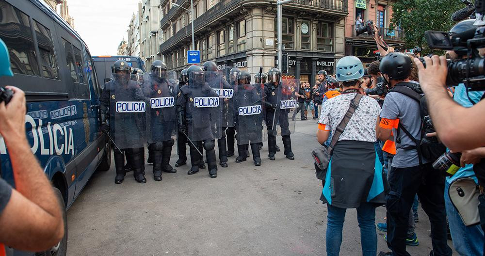 Manifestantes y policías en el entorno de la plaza Urquinaona / EP