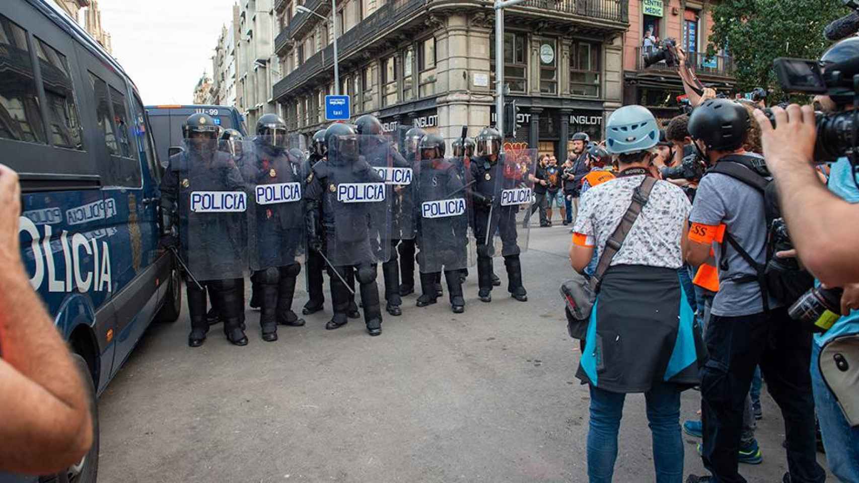 Manifestantes y policías en el entorno de la plaza Urquinaona / EP