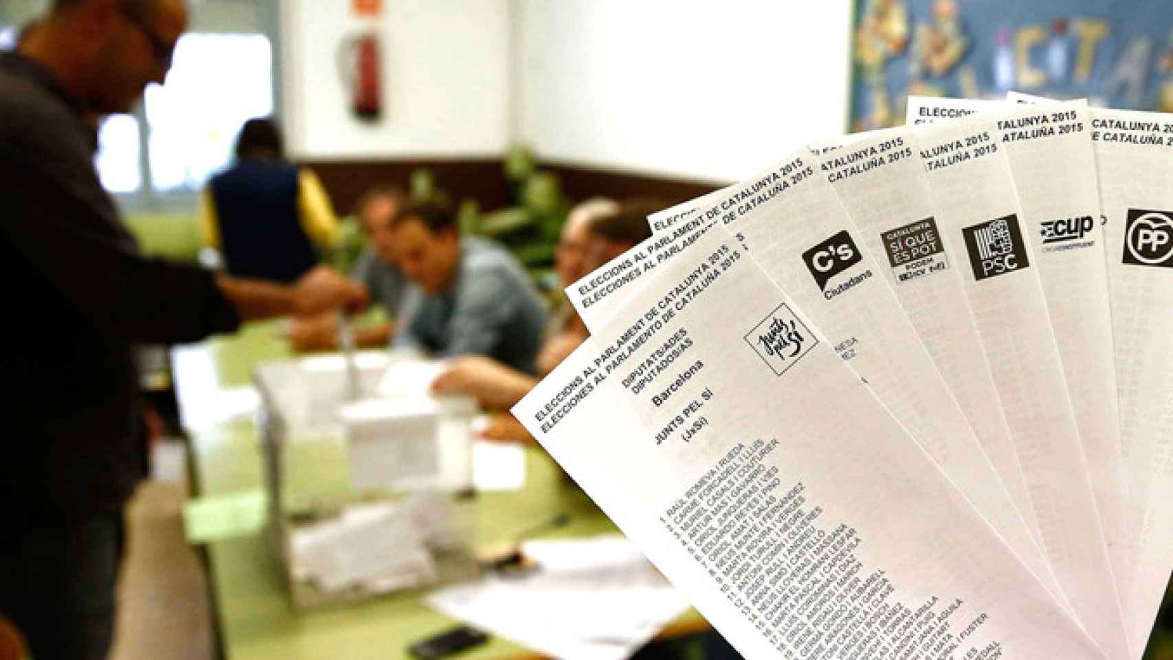 Papeletas de algunos partidos que concurrieron a las elecciones municipales de Cataluña en 2015. Propaganda electoral / EFE