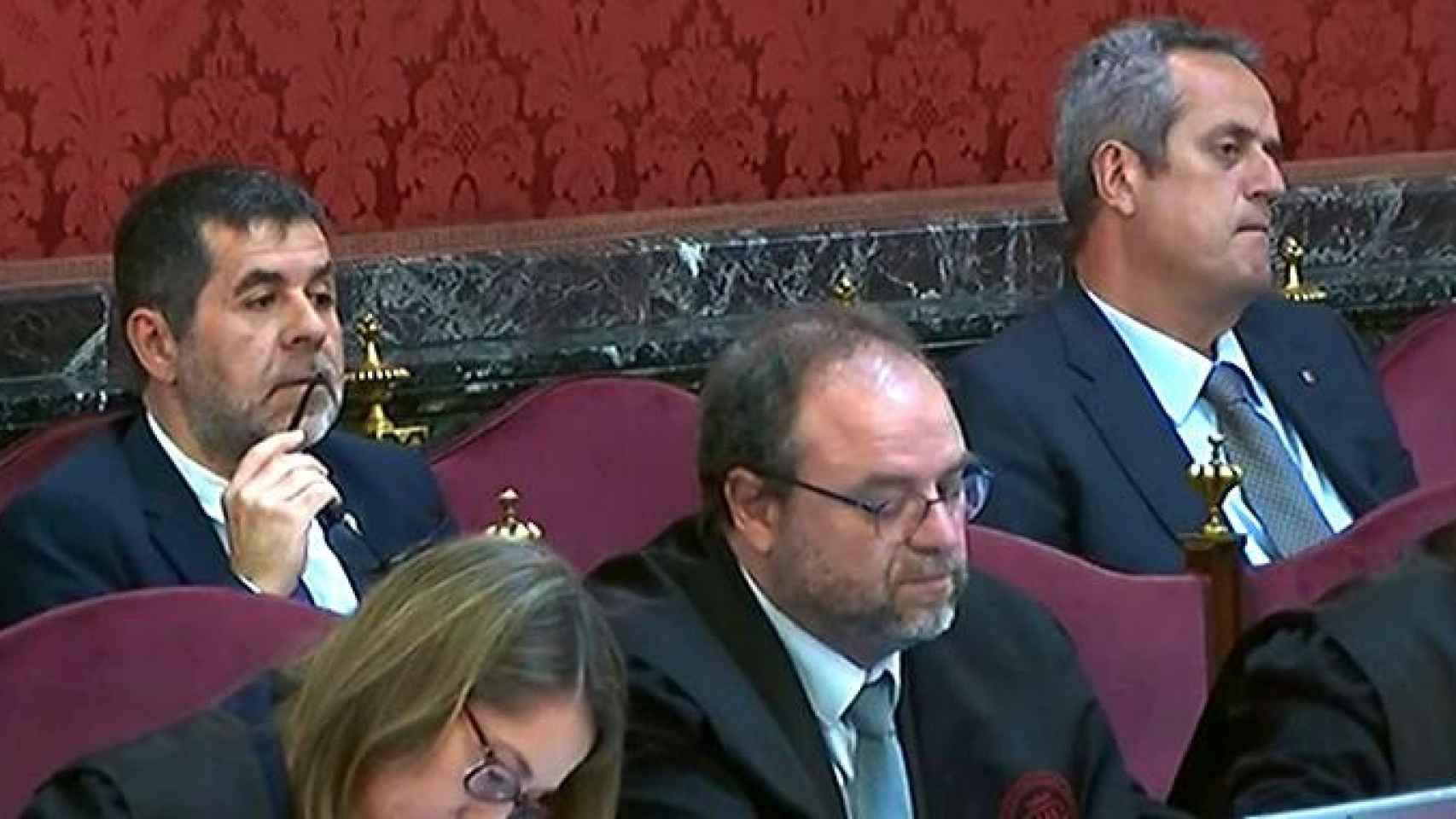 El expresidente de la Asamblea Nacional Catalana (ANC) Jordi Sánchez (i) y el 'exconseller' Quim Forn (d) durante la jornada 39 del juicio del 'procés' / EP jesuíticos