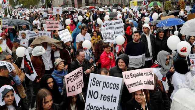 Manifestantes claman contra la España vaciada en Madrid / EFE
