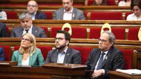 Elsa Artadi (i), Pere Aragonés (c) y Quim Torra (d) en la bancada del Govern en el Parlament / CG