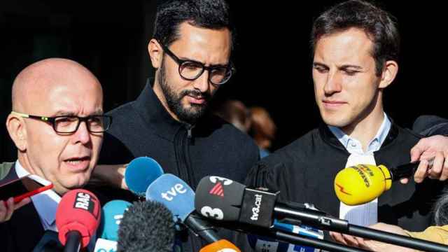 Josep Miquel Arenas, conocido como Valtònyc, en el centro de la imagen junto a su abogado Gonzalo Boye (i) en los juzgados de Gante (Bélgica) / EFE