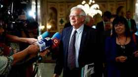 Josep Borrell, ministro de Asuntos Exteriores, atiende a los medios de comunicación este martes / EFE