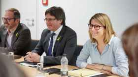 Carles Puigdemont junto a Elsa Artadi en una de las reuniones de JxCat en Berlín / EFE