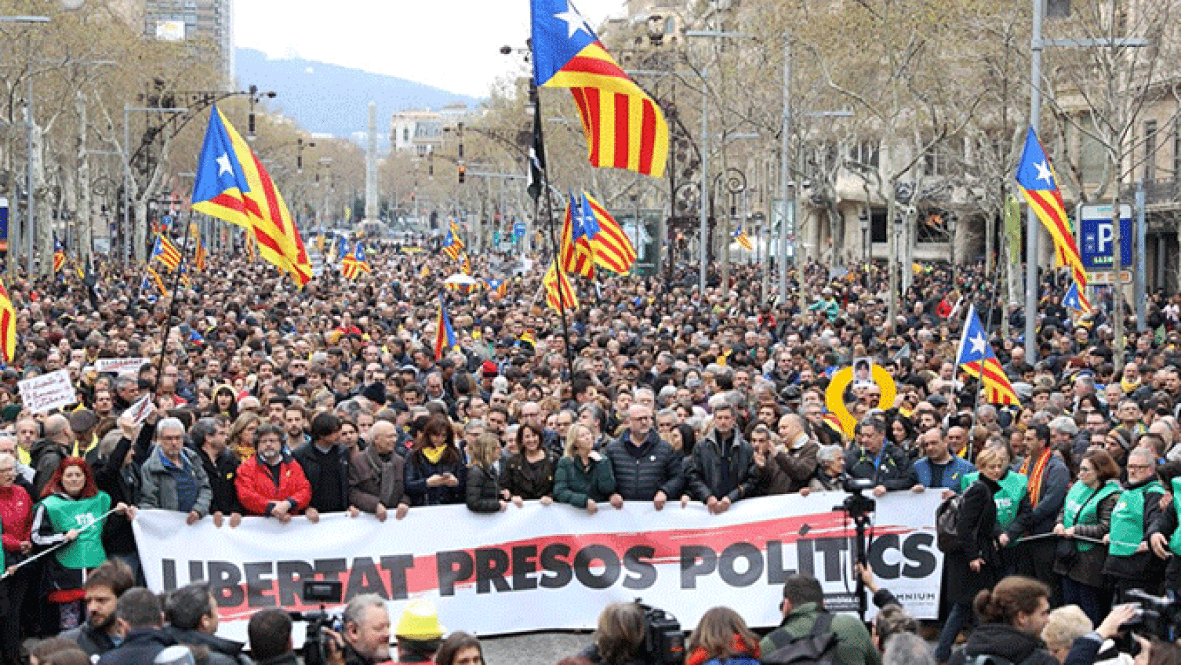 La cabecera de la manifestación contra la detención de Puigdemont en paseo de Gràcia. La decisión ahora de la justicia alemana complica las cosas al Gobierno español  / TWITTER