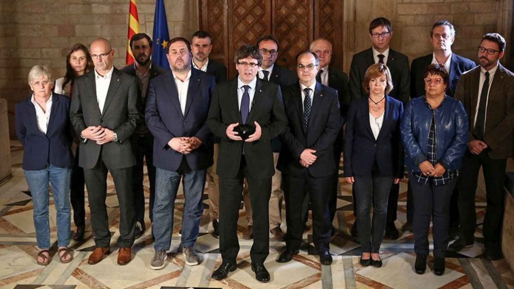 Carles Puigdemont y los miembros de uno de sus últimos gobiernos / EFE
