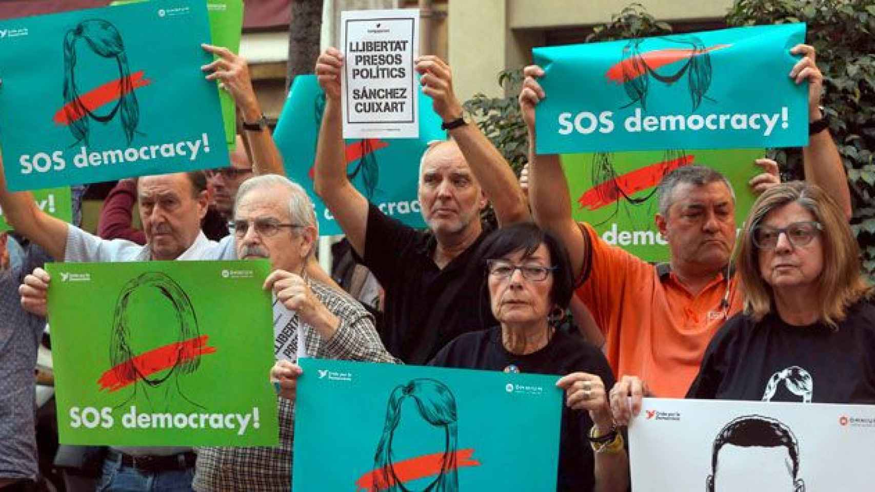 Concentración ante la sede de Òmnium Cultural el martes en protesta por la cárcel para 'los Jordis' / EFE