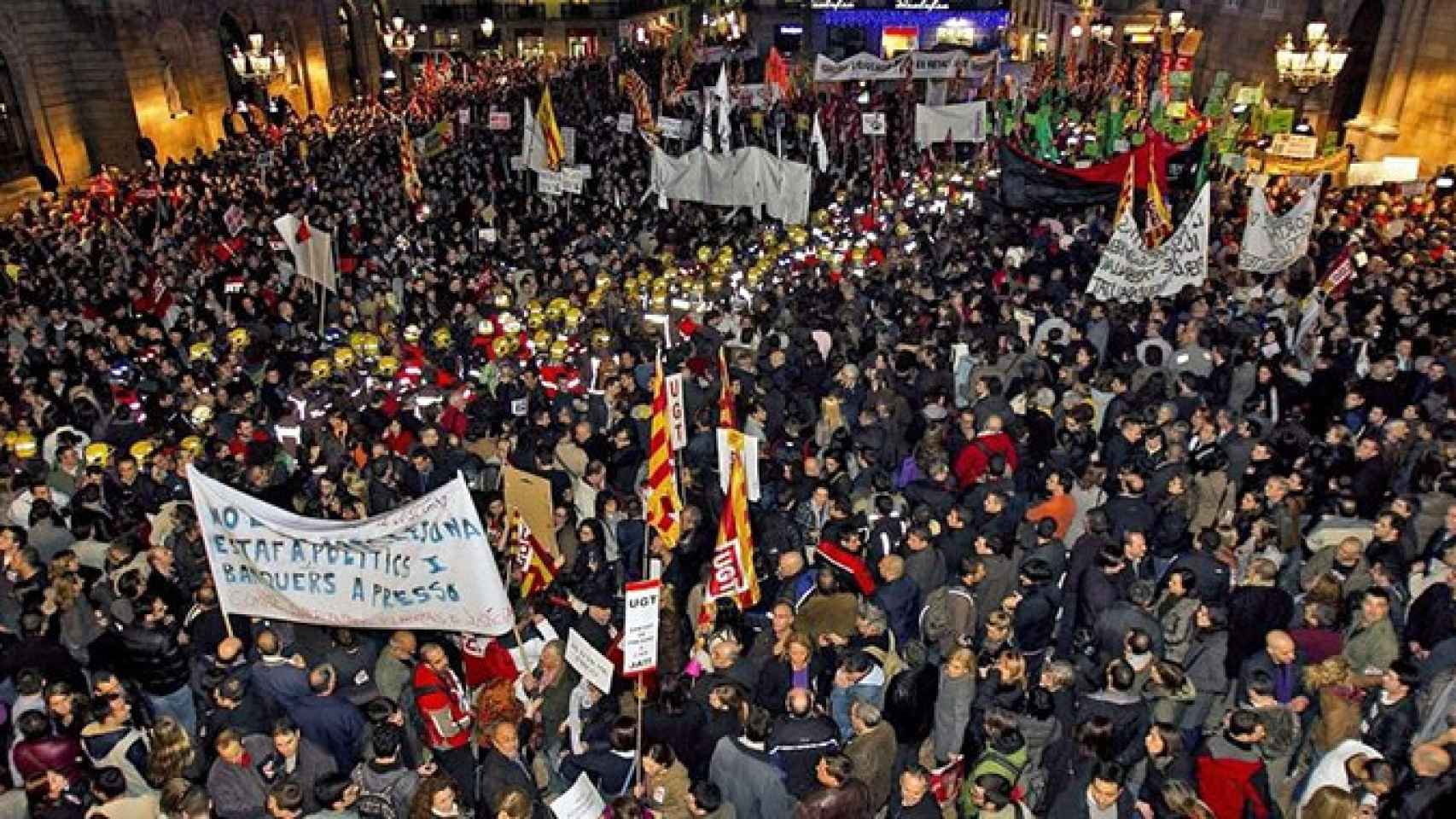 Concentración de funcionarios de la Generalitat en protesta por los recortes / EFE