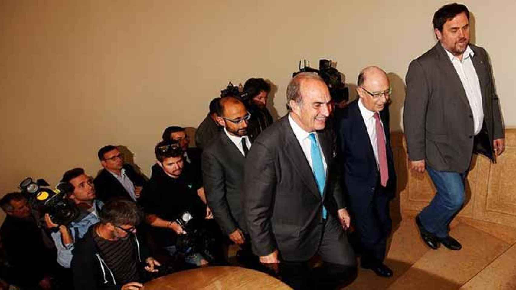 Cristóbal Montoro (centro) acompañado del vicepresidente económico catalán, Oriol Junqueras (derecha), y el presidente de Foment, Joaquim Gay de Montellà / EFE