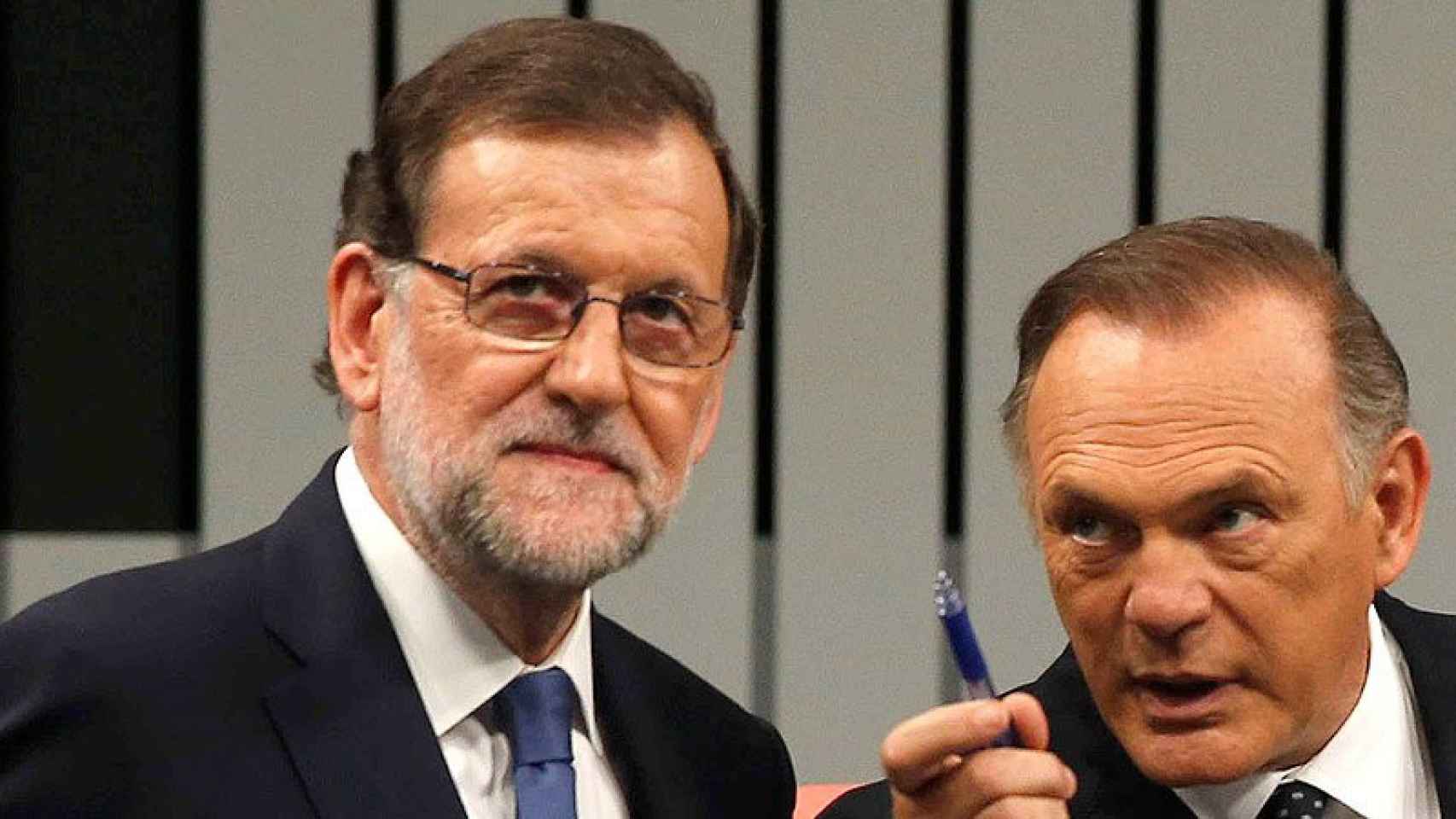 El presidente del Gobierno en funciones y del PP, Mariano Rajoy, atiende a uno de los moderadores del programa, Pedro Piqueras.