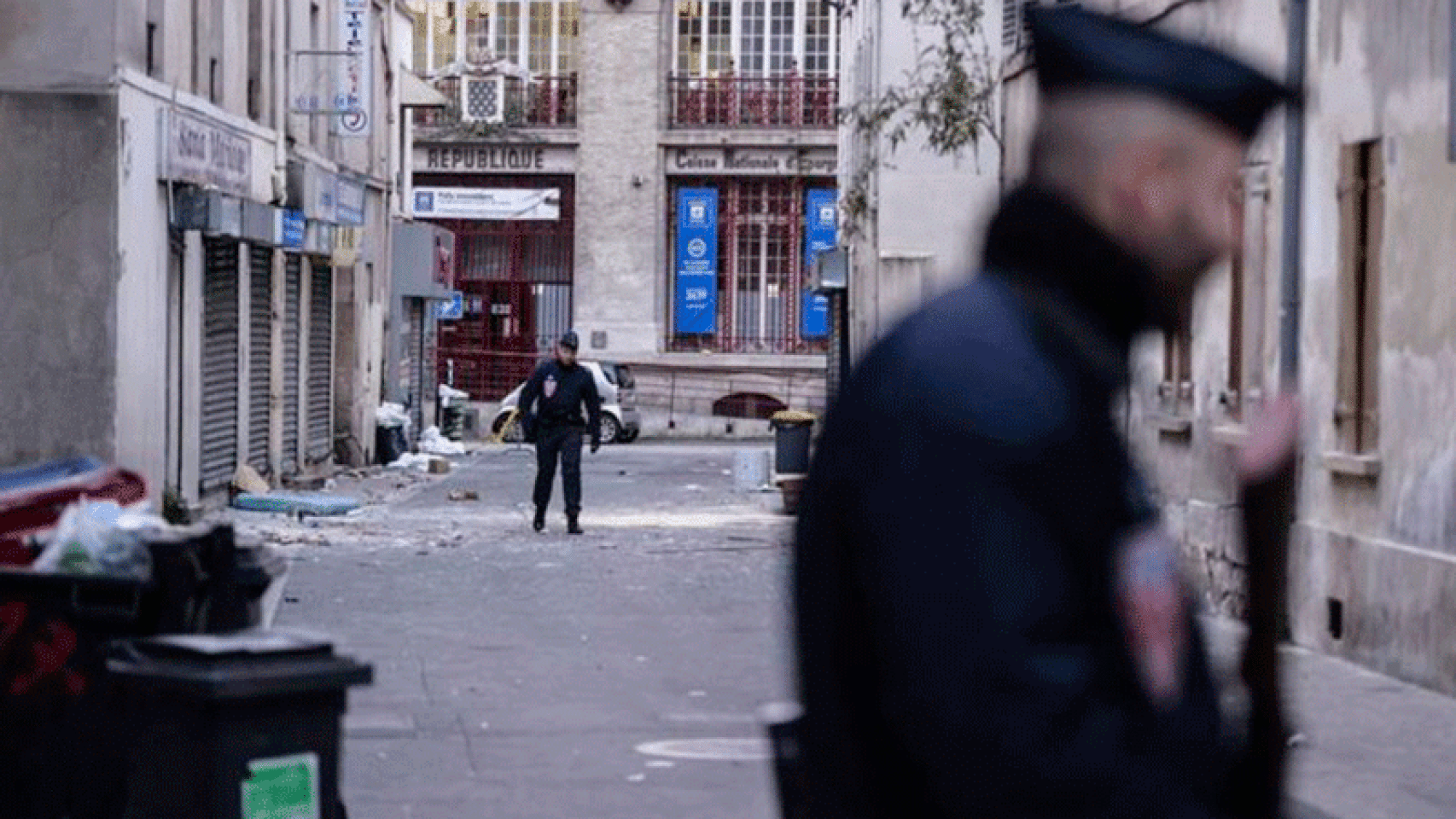 La Policía patrulla las calles de un barrio de París.