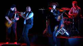 Ian Anderson, con su clásica postura tocando la flauta travesera