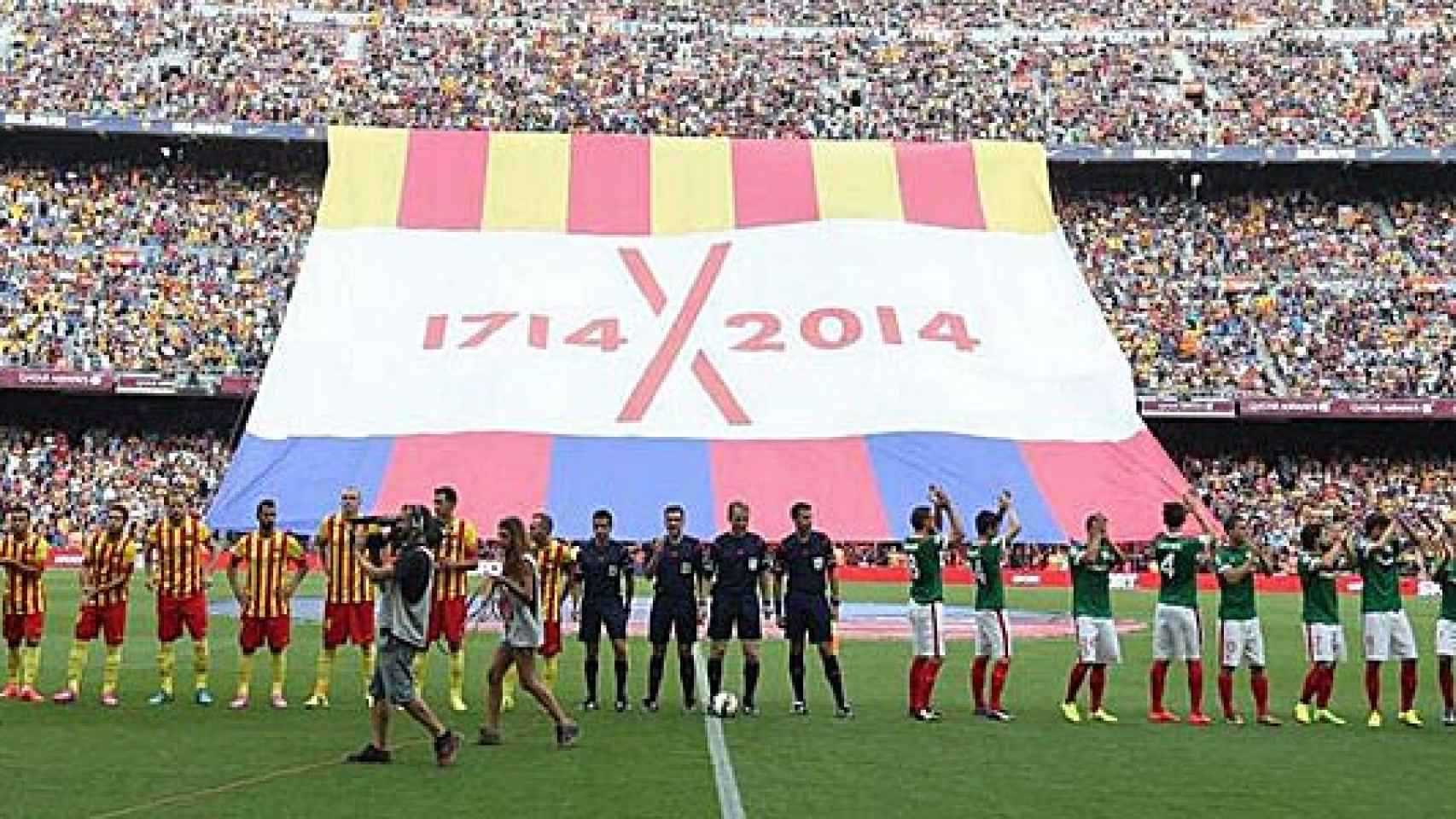 El F.C. Barcelona despliega una pancarta de apoyo a los actos del Tricentenario de la Generalitat / FC BARCELONA
