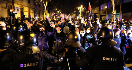 Los manifestantes de una protesta convocada por Arran, la CUP, Endavant, el SEPS y los CDR se enfrentan a los Mossos / KIKE RINCÓN - EUROPA PRESS