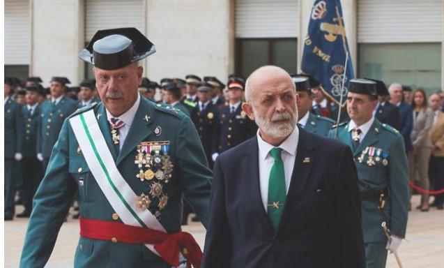 El general Garrido junto al director general de la Guardia Civil, Félix Vicente Azón / EFE