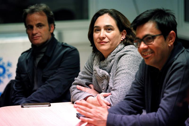 Jaume Asens, Ada Colau y Gerardo Pisarello con cara de circunstancias en la sede de En Comú Podem durante el seguimiento del escrutinio de los resultados del 28A / EFE