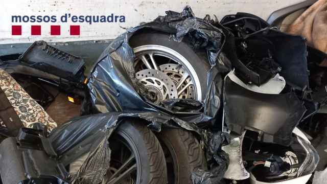 Piezas de las motos robadas y desguazadas en Barcelona / MOSSOS