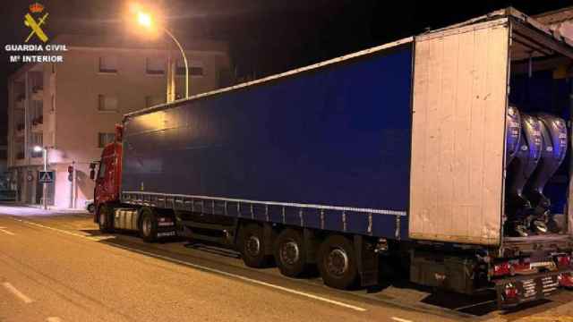 La Guardia Civil descubre una 'narcolancha' en el interior de un camión en l'Aldea / GC