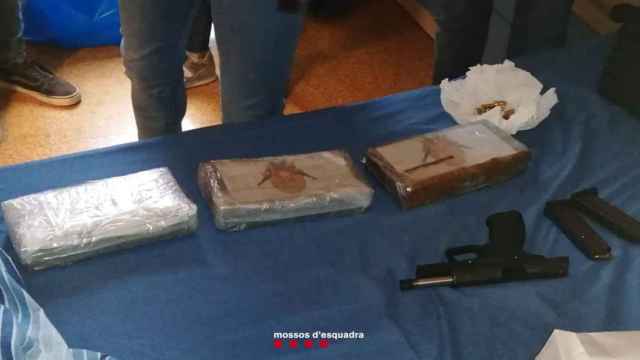 Los Mossos detienen a un hombre por tener tres kilos de cocaína y una pistola en un piso compartido / MOSSOS