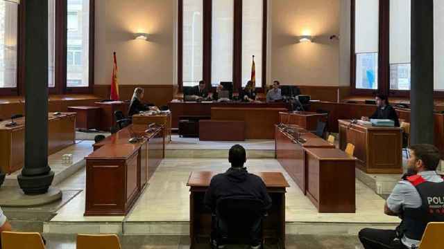 El falso 'rider' acusado de cuatro delitos sexuales niega los hechos durante el juicio en la Audiencia de Barcelona / EUROPA PRESS