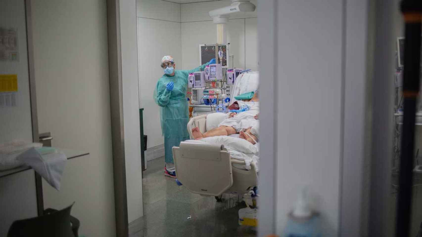 Una sanitaria atiende a un enfermo de Covid en la uci de un hospital de Cataluña / EUROPA PRESS