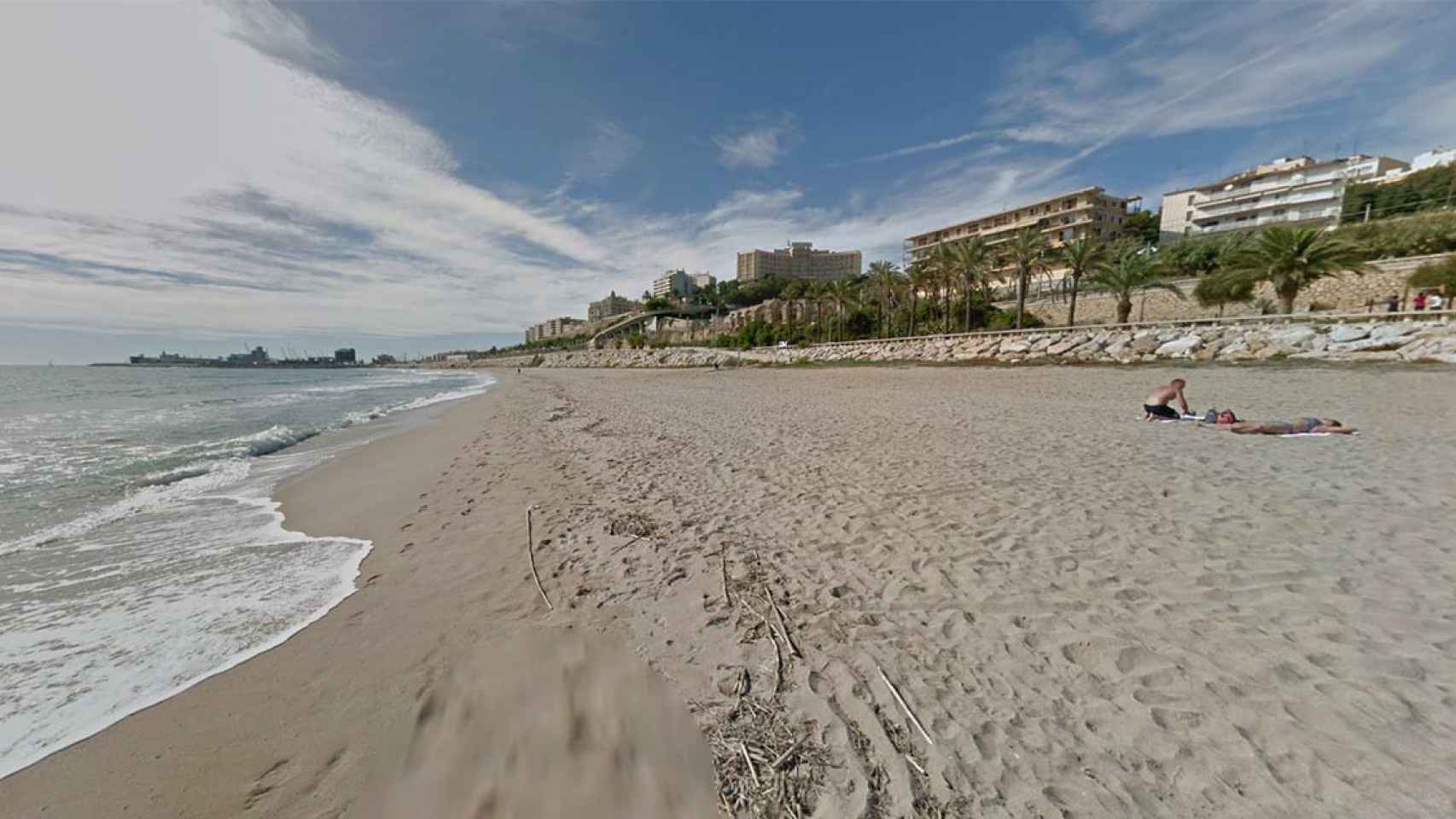 La playa del Miracle de Tarragona, donde ha aparecido el cadáver vestido de un anciano flotando / GOOGLE