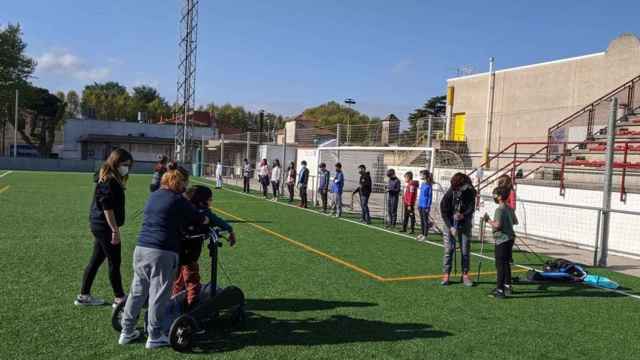 Imagen de la actividad 'Juguem amb valors' en el campo de futbol de Cardedeu, uno de los espacios habilitados por la Diputació de Barcelona en la red Equipaments 2030 / DIPUTACIÓN DE BARCELONA