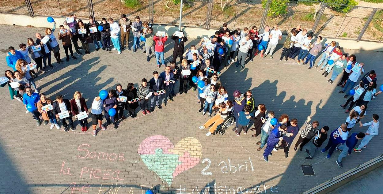 Un grupo de personas forman el símbolo del autismo / EUROPA PRESS