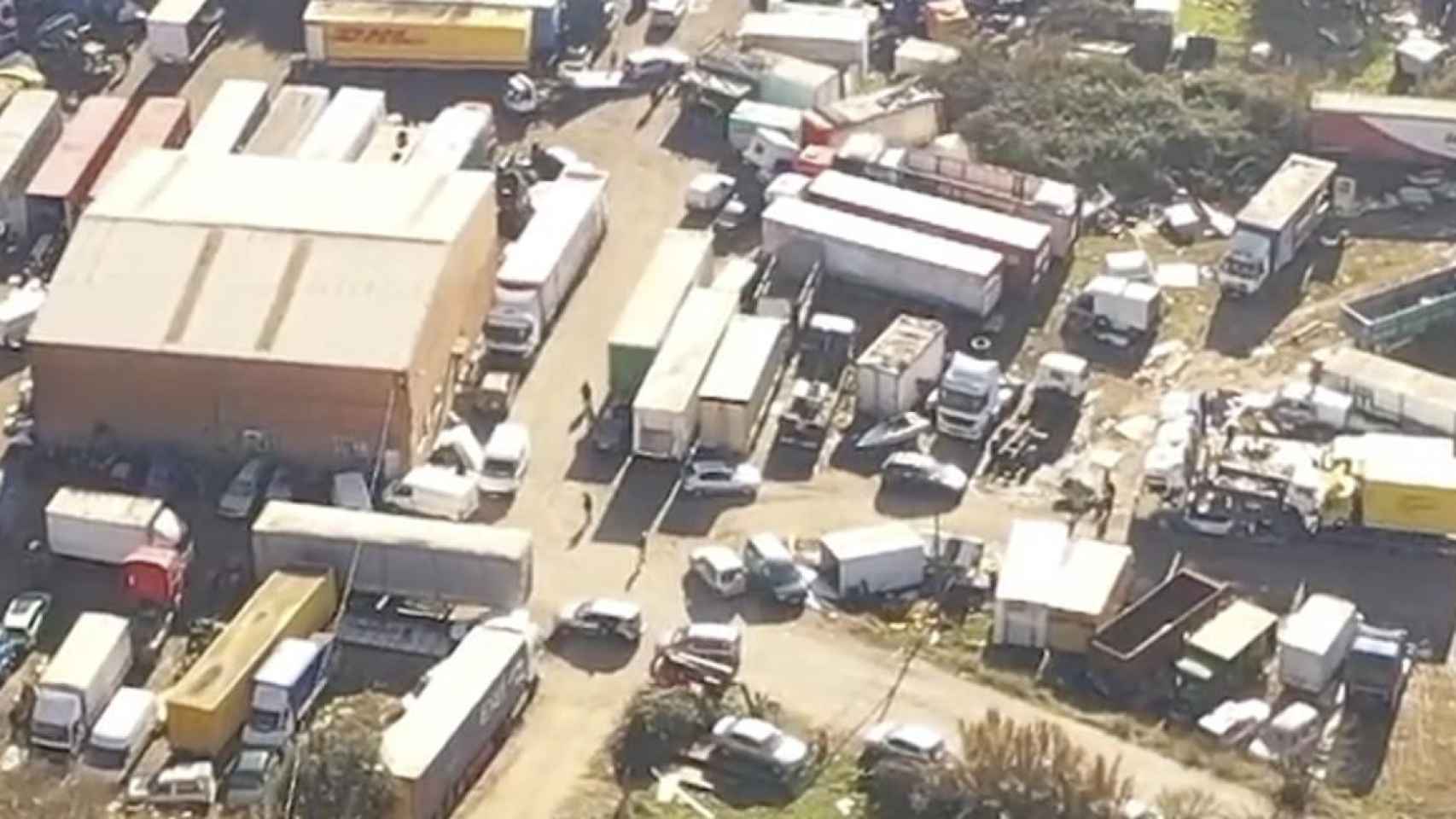 Imagen aérea del desguace ilegal desmantelado / MOSSOS