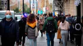 Ciudadanos con mascarilla transitan a pie por el centro de Barcelona / EP