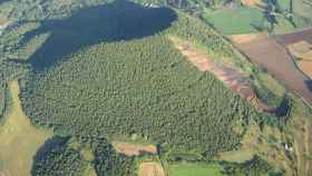 Vista aérea del volcán Croscat, en la Garrotxa, el último en erupcionar en Cataluña / WIKIPEDIA
