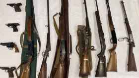 Las once armas de fuego que el presunto autor de las amenazas contra Pere Aragonès tenía en su casa / MOSSOS