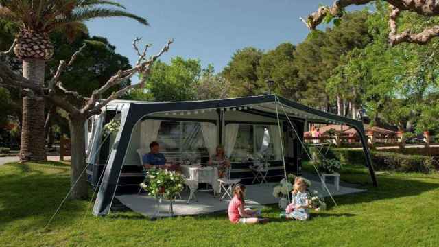 Una familia en una parcela de un camping